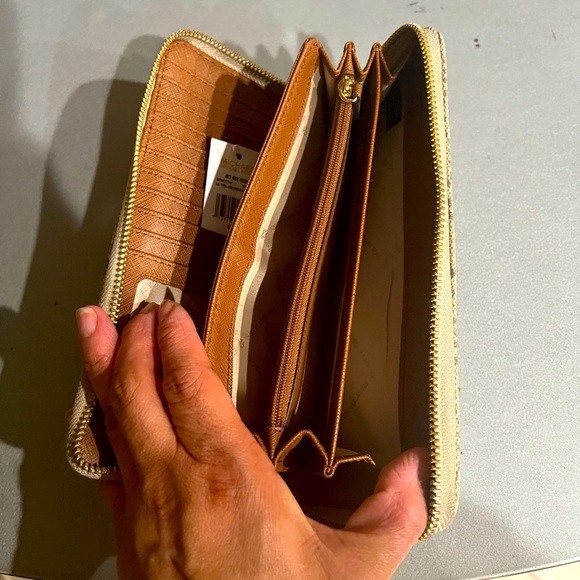 Michael Kors wallet in good condition - Picture 2 of 3